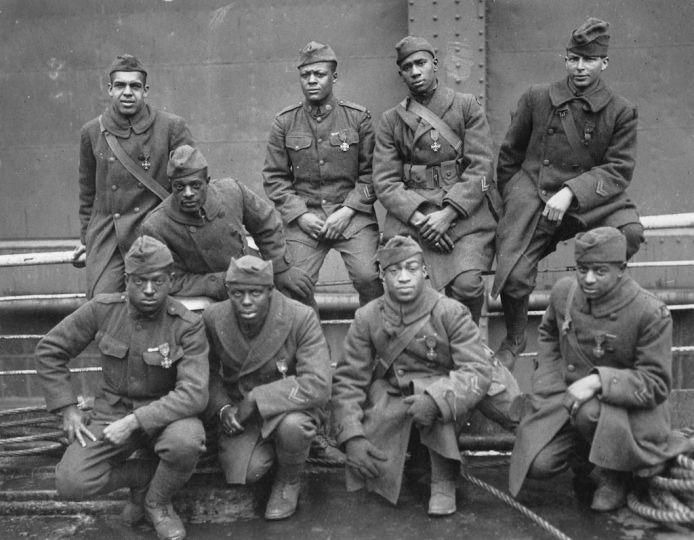 Neuf des trois cents soldats américains du 369e régiment d'infanterie ayant été décorés de la Croix de Guerre par la France.  © National Archives and Records Administration