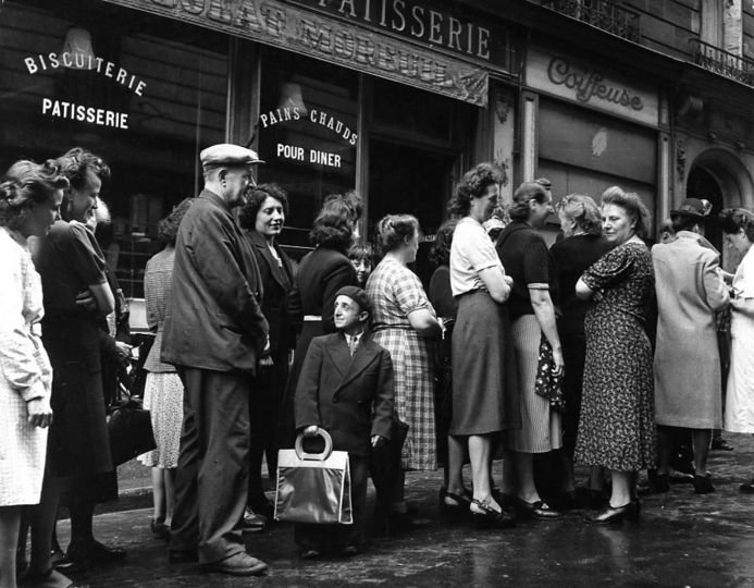 Boulangerie à Belleville pendant l'occupation © Robert Doisneau