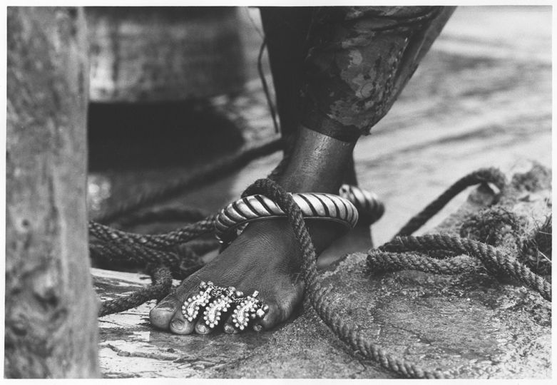 A Girl Wearing Anklets at a Well in the Village of Pipliya Kumar © Gianni Berengo Gardin
