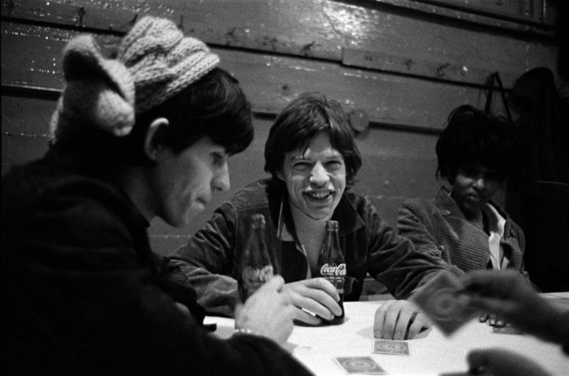 Keith Richards & Mick Jagger with Nona Hendryx backstage USA 1965 © Gered Mankowitz