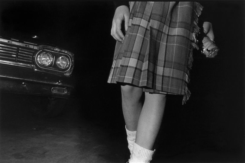 Girl + crackers; night, 1981 © Mark Cohen / Éditions Xavier Barral