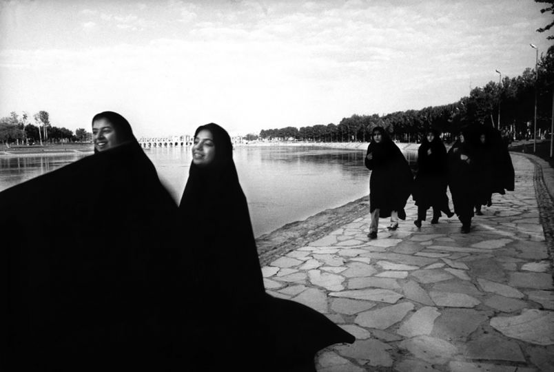 Iran, Ispahan, juillet 1996
Les Femmes d'Ispahan © Isabelle Eshraghi



Ispahan, entre le pont Khâdju et le pont Djubi 
Les jeunes filles chantaient souvent cette chanson :
« J'aimerais bien retourner à Ispahan, retourner encore une fois dans cette moitié du monde.
Que j'aille là-bas m'asseoir au bord du Zayanderoud. Que je chante du fond du cœur des chants, des poésies.
Moi ici, mon cœur là-bas, tous mes amis et mes racines là-bas. Oh Dieu, mon amour et mon ami, ma douce fleur là-bas.
Que puis-je faire, à qui puis-je parler des angoisses de mon cœur ? A qui puis-je ouvrir mon cœur ?
Dans quelle langue puis-je faire comprendre mes douleurs ?
J'aimerais bien retourner à Ispahan, retourner encore une fois dans cette moitié du monde.»



©Isabelle Eshraghi /Agence VU